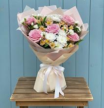 Букет цветов из:  Гвоздики, Орхидеи и Розы в Ишеевке