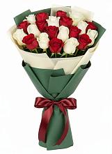 Букет Микс из красных и белых роз в Ишеевке