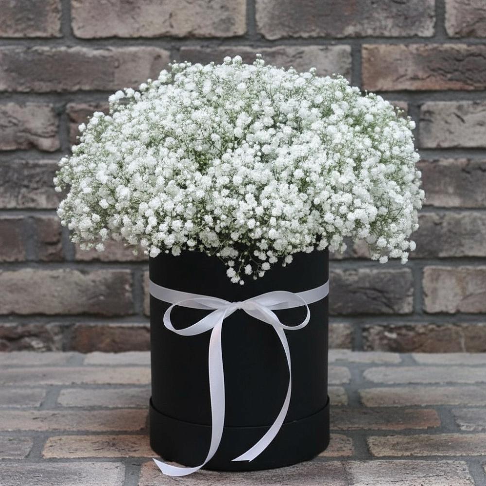 Цветочная композиция из Гипсофила в шляпной коробке в Ишеевке