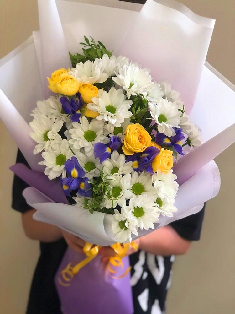 Букет цветов из: Ирисы, Хризантемы и Розы в Ишеевке