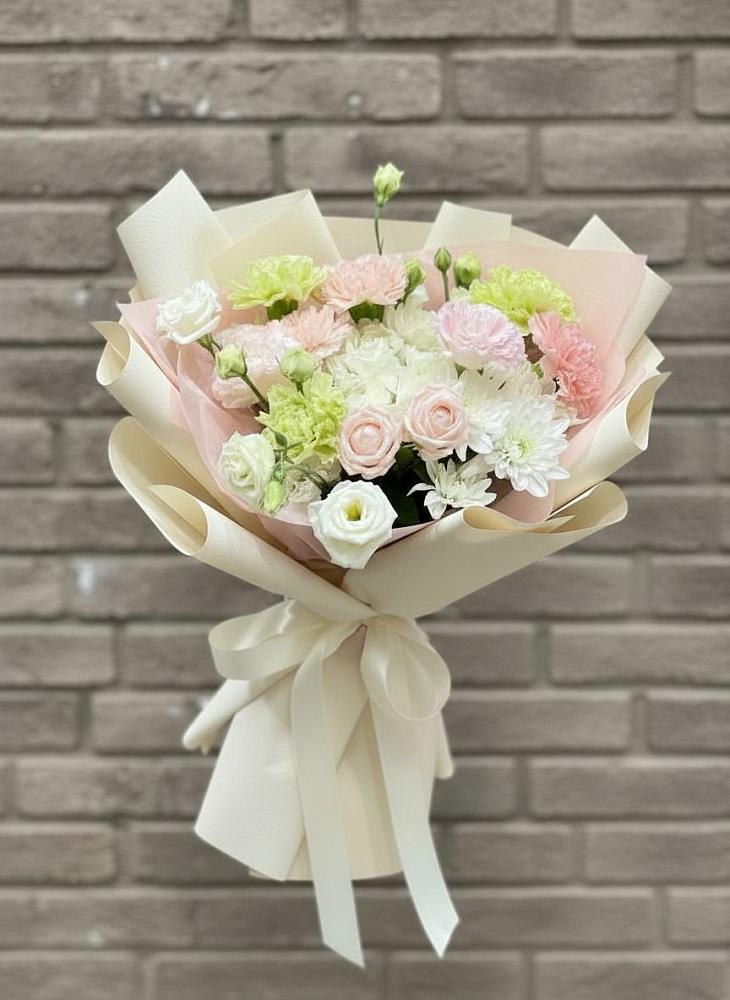 Букет цветов из: Гвоздики, Розы, Лизиантусы и Хризантемы в Ишеевке