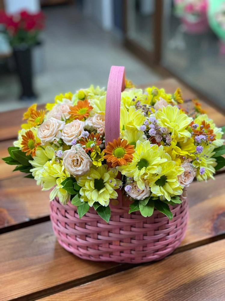 Цветочная композиция из Хризантемы и Розы в корзине в Ишеевке