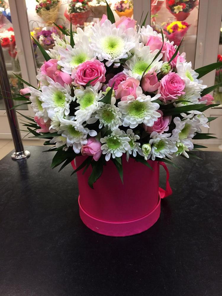 Цветочная композиция из Розы и Хризантемы в шляпной коробке в Ишеевке