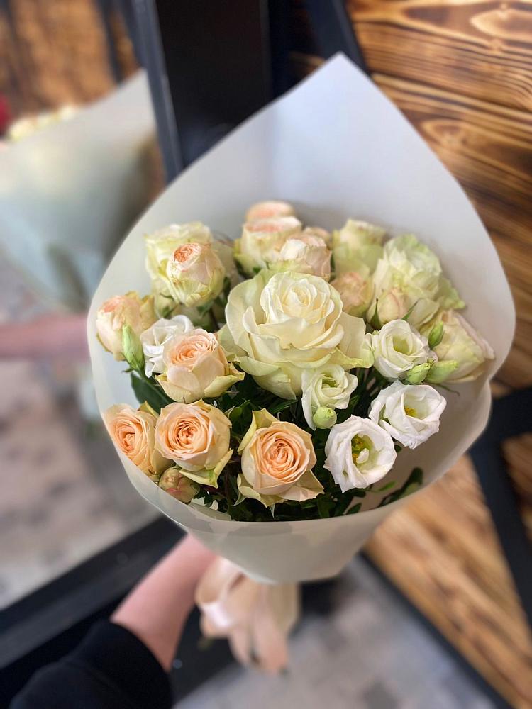 Букет цветов из: Розы и Лизиантусы в Ишеевке